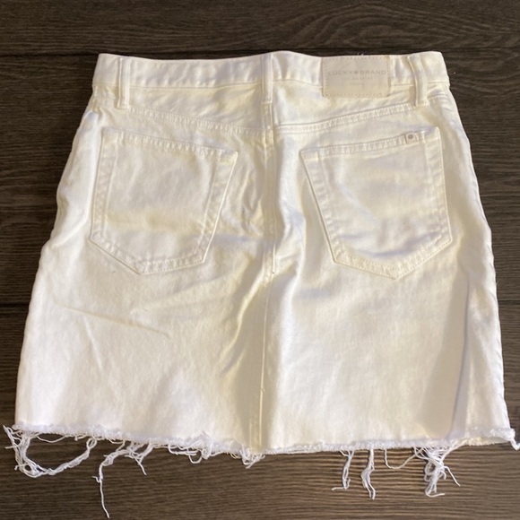 Lucky Brand Button-Fly Mini skirt. Size 6 (28). Frayed hem. White. - Picture 9 of 15